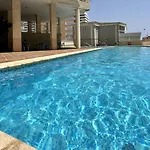 Primera Linea Con Piscina En דירה